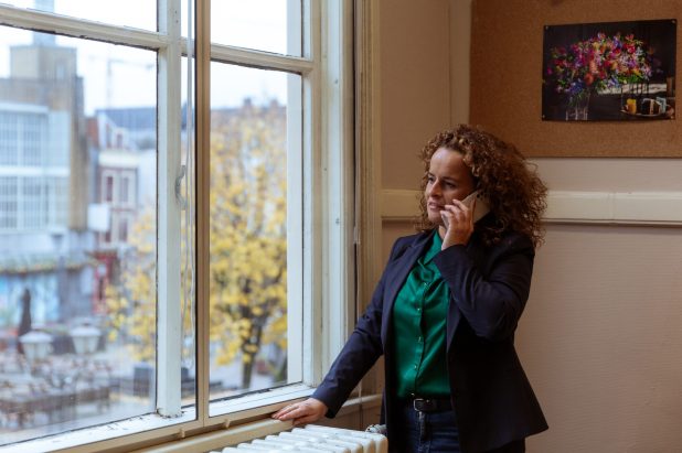 Uitvaartondernemer in Dordrecht tijdens een telefoongesprek
